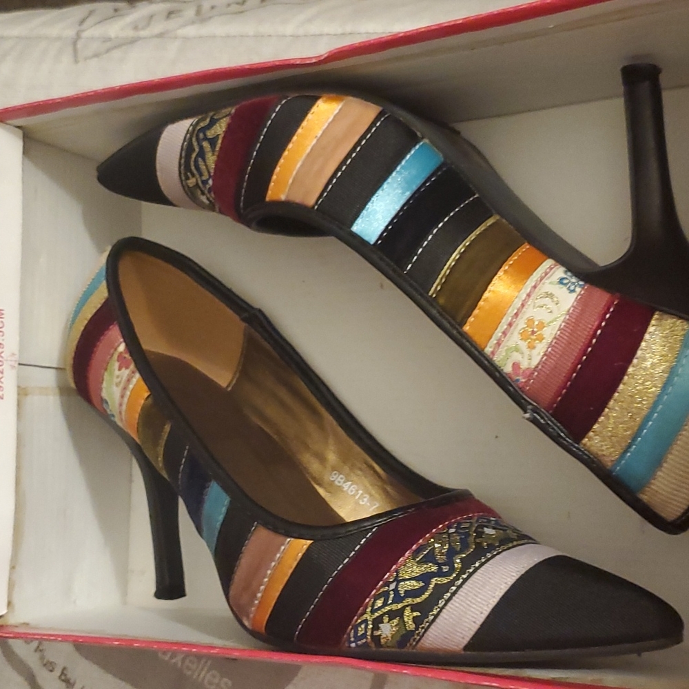 Multi colorful pattern pumps